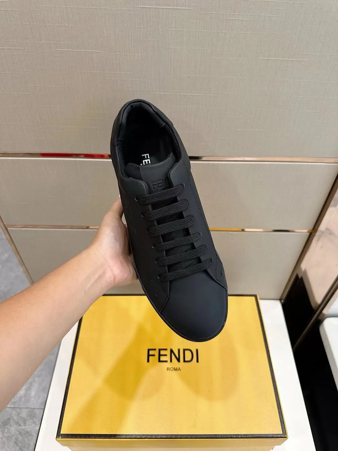 Factory price: 380💰 Fendi men's sports shoes - top version. In the corner, there is no limit to expression, highlighting the FF element cowhide to highlight personality, walking well! The brand letters are embossed with a cowhide label on the shoe mouth. Cowhide upper + cowhide stitching mesh lining + T men's men's shoes 💰U outsole Size: 38-44 (45 customized)